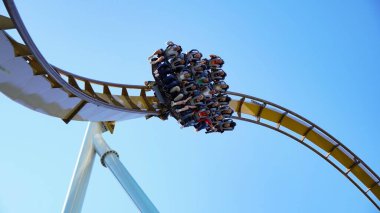 Liseberg lunaparkında hız treninde çığlık atan gençler 