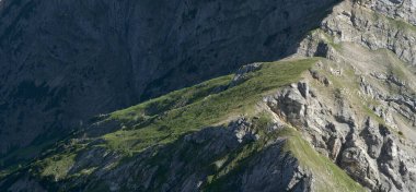 Güneşli bir günde güzel dağların havadan görünüşü