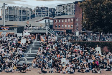 Akşamları Granary Meydanı 'ndaki kanal kenarı film festivalinde son derece yoğun sinema koltukları..