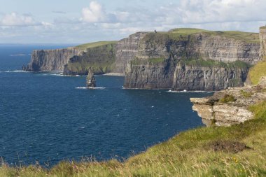 İrlanda 'nın Clare ilçesindeki Moher' in güzel uçurumları İrlanda 'da Aillte ve Mhothair