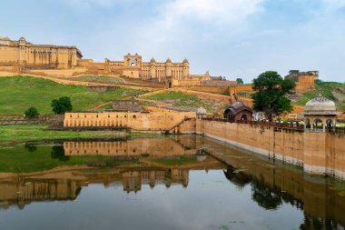 Hindistan, Rajasthan 'da suya yansıyan Amer Kalesi ya da Amber Kalesi' nin güzel bir görüntüsü.