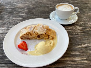 Vanilyalı elmalı turta ve bir fincan kahve, tipik bir Bavyera tatlısı.