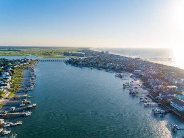 Limandaki teknelerle ve Wrightsville Sahili 'ndeki binalarla muhteşem bir deniz manzarası.