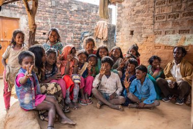 Bihar çok boyutlu olarak fakir. 11 Bihar bölgesinde yoksulluk var: Kınganj, Araria, Kaimur, Madhepura, Purba Champaran ve Supaul.