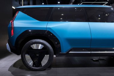 Kia 'nın lüks mavi elektrikli araç EV9 konsepti ve Hyundai' nin E-GMP platformunun arka tarafında.
