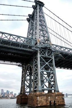 Şehir manzaralı bir köprü inşaatının dikey görüntüsü