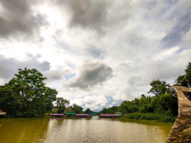 Akşam gökyüzü ve büyük bir göl.