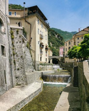 İtalya 'nın Campania bölgesindeki Campagna kasabasını geçen küçük şelaleli manzara nehri.