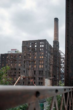 Bir bina tarafından dikey olarak metalik yapılar