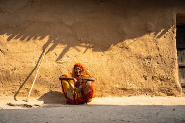 Bihar çok boyutlu olarak fakir. 11 Bihar bölgesinde yoksulluk var: Kınganj, Araria, Kaimur, Madhepura, Purba Champaran ve Supaul.