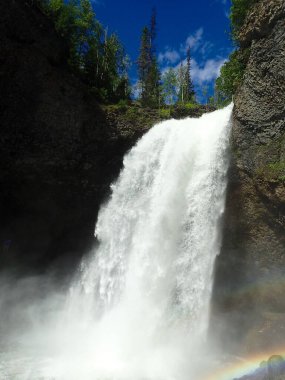 Wells Gray İl Parkı 'ndaki köpüklü Moul Şelalesi, Doğu-Orta Britanya Kolumbiyası, Kanada