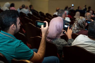 Mısır 'daki İskenderiye Operası' nda tıbbi bir etkinlik sırasında seyirciler