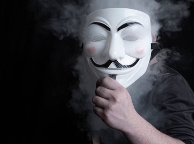 Guy Fawkes 'ın erkek elinin dumanla kaplı yakın çekimi.