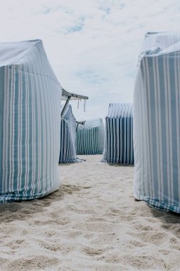 Bulutlu gökyüzünün altındaki kampların dikey görüntüsü.