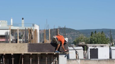 Apartman inşaatı, inşaat işçileri çok çalışıyor.