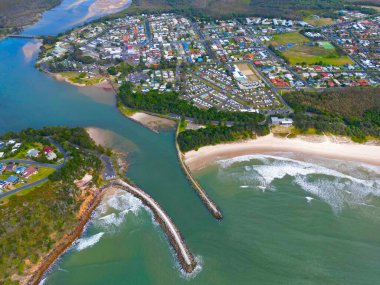 Nehrin kıyısındaki küçük bir kasabanın havadan görünüşü