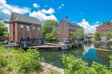 Yeşil sularla çevrili binaların ve New Hampshire 'da büyüyen ağaçların havadan görüntüsü.