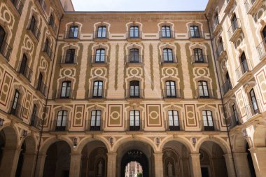 Montserrat, İspanya 'daki bir Hıristiyan manastırının ön cephesinin yatay çekimi.