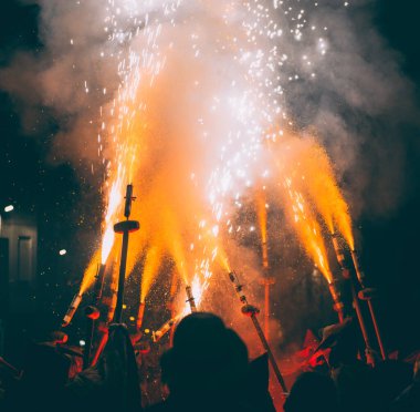 Sant Pere de Ribes 'de renkli havai fişek ve ışıklarla dolu bir festival