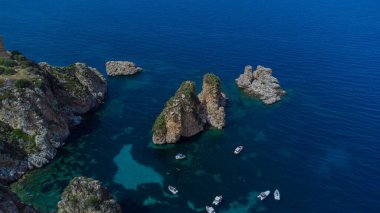 Güneşli bir yaz gününde güzel bir denizin havadan görünüşü.