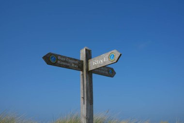 Rhyl ve Bae Cinmel Koyu 'nun yerini gösteren tahta bir tabela.