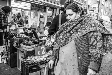 Doğu Londra, İngiltere 'deki Petticoat Lane Market' te meşgul insanlar.