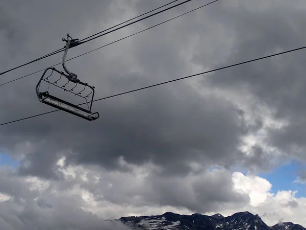 Single Chairlift Hanging Rope Outlined Cloudy Sky — Stock Photo, Image