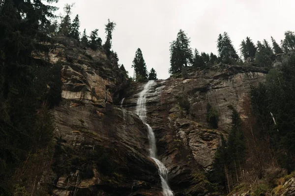 Tepesinde Ağaçlar Olan Kayalık Bir Dağda Güzel Bir Şelale — Stok fotoğraf
