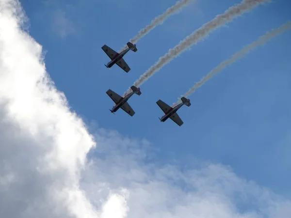 Eine Flugzeugbesatzung Fliegt Der Luft Vor Blauem Himmel — Stockfoto