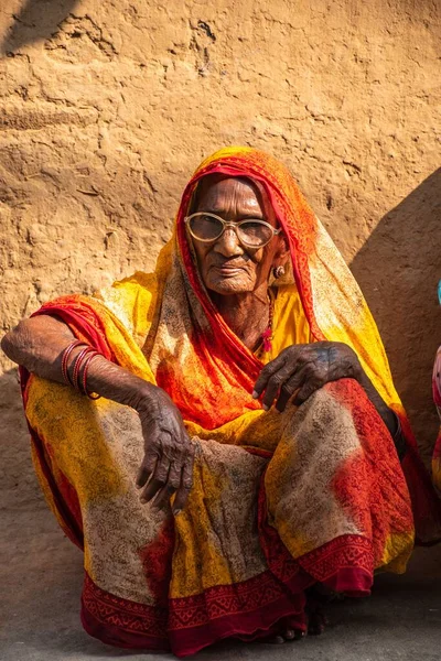 Kvinnorna Bor Markhuset Och Väntar Hjälp Grund Svält Indien — Stockfoto