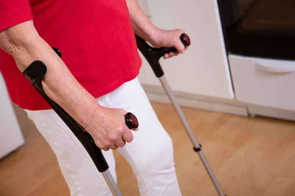 Elderly Woman Walking Crutches Home — Stock Photo, Image