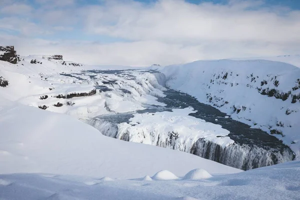 Belo Tiro Neve Coberto Gama Montagem Sob Céu Azul Nublado — Fotografia de Stock