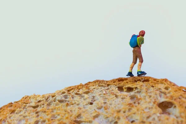 Ein Wanderer Mit Rucksack Steht Auf Einer Scheibe Toastbrot Nahaufnahme — Stockfoto