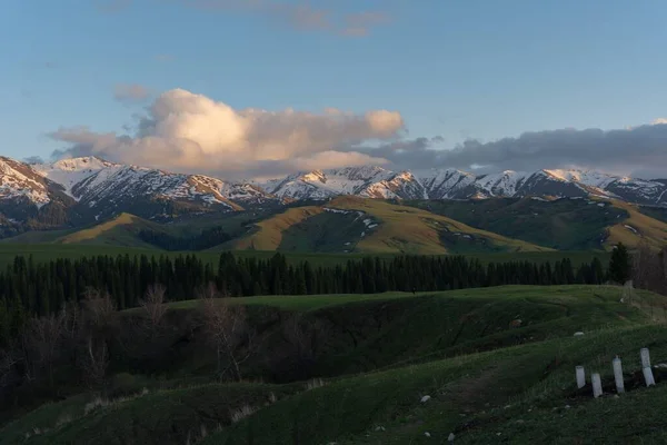 Una Vista Fascinante Una Puesta Sol Dorada Sobre Las Montañas — Foto de Stock