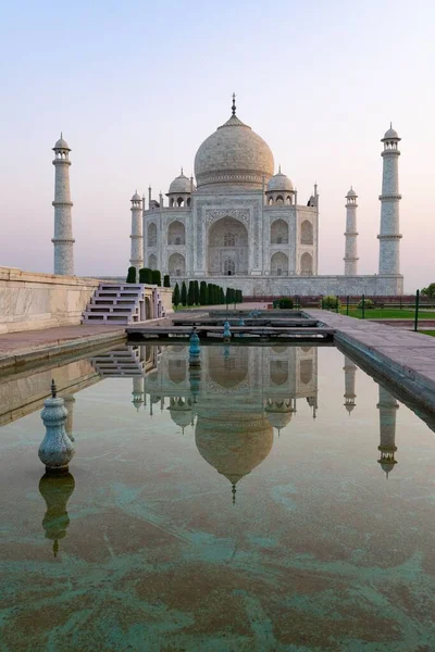 Disparo Vertical Del Taj Mahal Reflejándose Piscina Agua Frente Palacio —  Fotos de Stock