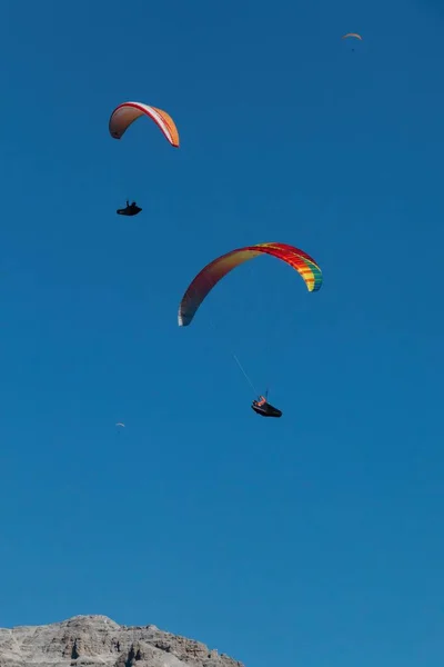 Tiro Ângulo Baixo Parapentes Voando Céu Azul Sem Nuvens — Fotografia de Stock