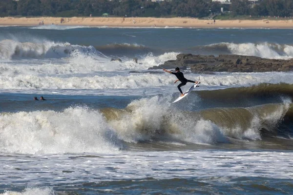 Серфер Стрибає Над Хвилею Alexandra Headland Maroochydore Australia — стокове фото