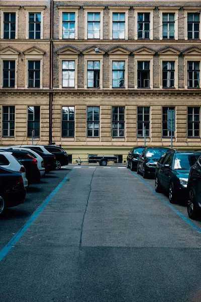 Utsikt Över Rak Väg Parkeringsplats Mot Ett Bostadshus — Stockfoto