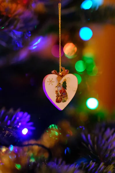 Pionowe Zbliżenie Serca Ozdoba Bożego Narodzenia Mikołajem Otoczony Przez Światła — Zdjęcie stockowe