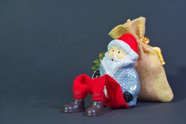Papai Noel Faz Descanso Sentado Encostado Saco Presente Fundo Escuro — Fotografia de Stock