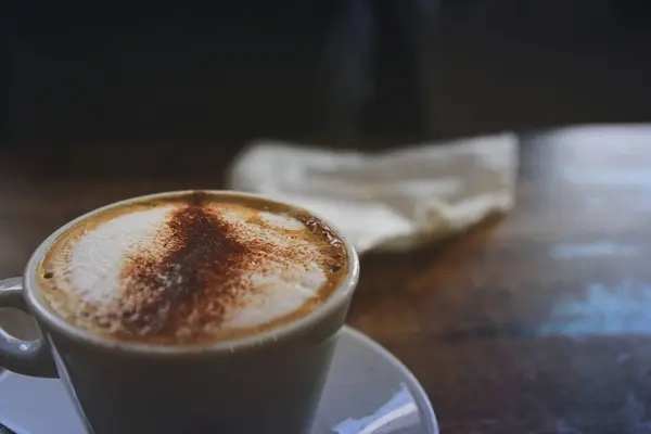 Primo Piano Una Tazza Caffè Con Una Schiuma Tavolo Caffè — Foto Stock