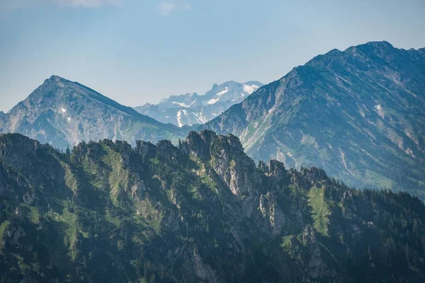 Colpo Aereo Alte Montagne Boschive Durante Giorno — Foto Stock