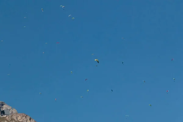 Tiro Ângulo Baixo Parapente Voando Sobre Alpes Canazei Itália — Fotografia de Stock