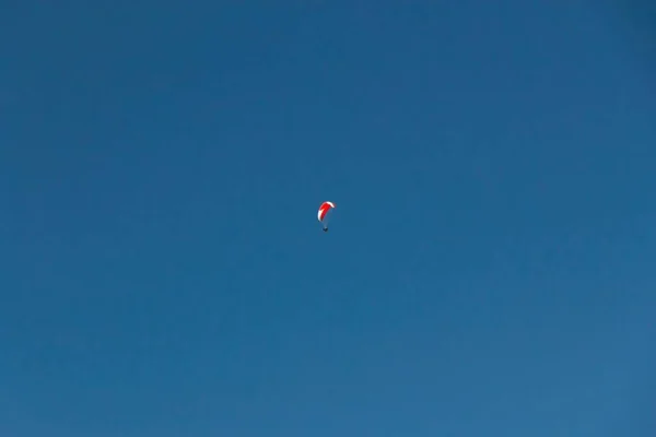 Tiro Ângulo Baixo Parapente Voando Céu Azul Sem Nuvens — Fotografia de Stock