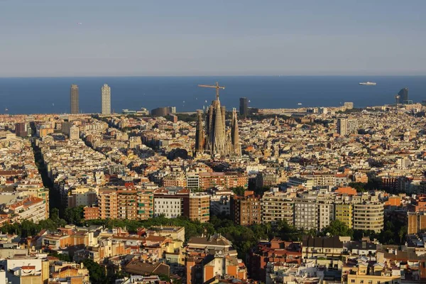 Horisontell Över Barcelona Med Sagrada Familia Mitten Och Medelhavet Bakgrunden — Stockfoto