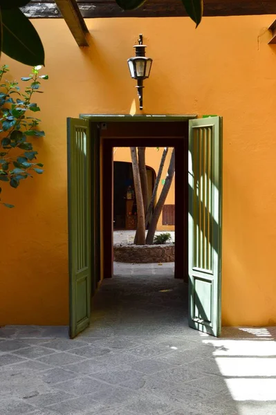 Tiro Vertical Uma Casa Laranja Com Uma Porta Madeira Verde — Fotografia de Stock