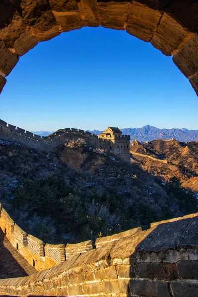 Meşhur Çin Seddi Açık Mavi Gökyüzünün Altındaki Dağ Manzarası — Stok fotoğraf
