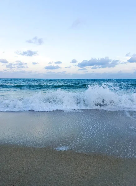 Vagues Crash Sur Une Plage Thaïlande — Photo