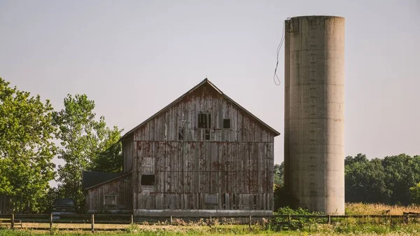 Eine Graue Scheune Und Ein Silo Inmitten Eines Feldes — Stockfoto