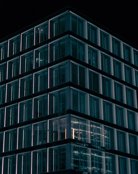 Exterior Edifício Com Exterior Transparente Reflexo Das Luzes Noite — Fotografia de Stock